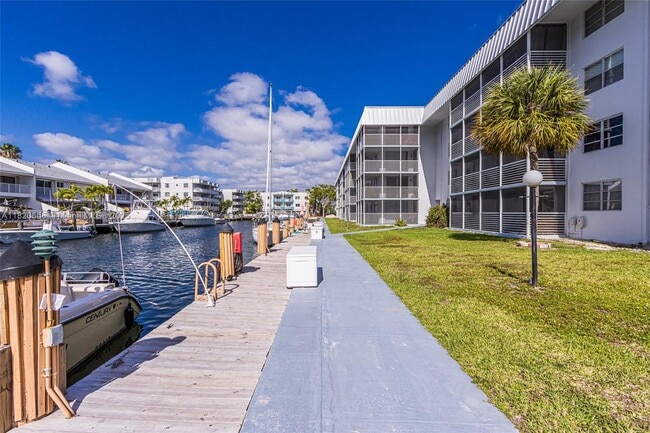 3600 NE 170th St in North Miami Beach, FL - Building Photo - Building Photo