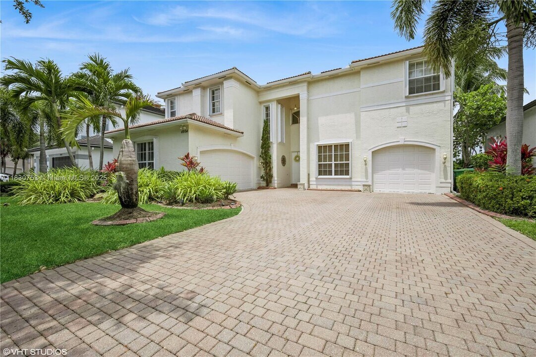 4954 SW 186th Way in Miramar, FL - Building Photo