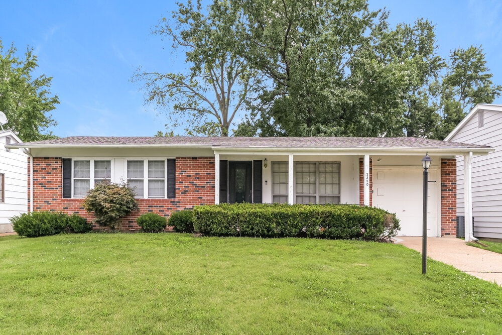 2250 Briarcrest Dr in Florissant, MO - Building Photo