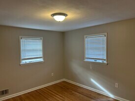 2328 Farnsley Rd in Louisville, KY - Building Photo