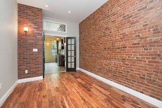 243 Kingsland Ave in Brooklyn, NY - Building Photo - Interior Photo