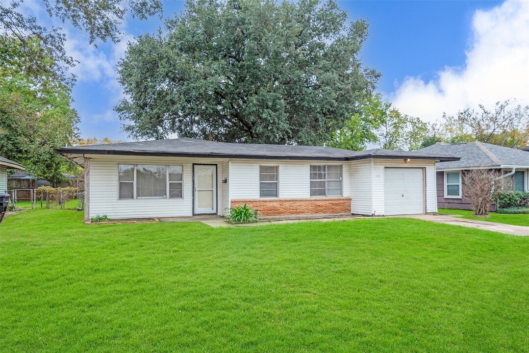 6114 Doulton Dr in Houston, TX - Foto de edificio