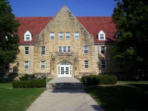 Mundinger Hall Apartments I & II in Winfield, KS - Foto de edificio