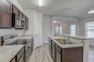 1600 Oriole St in Ennis, TX - Building Photo - Building Photo