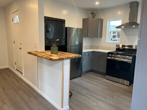 9300 Benson Way, Unit B in South Gate, CA - Building Photo - Building Photo