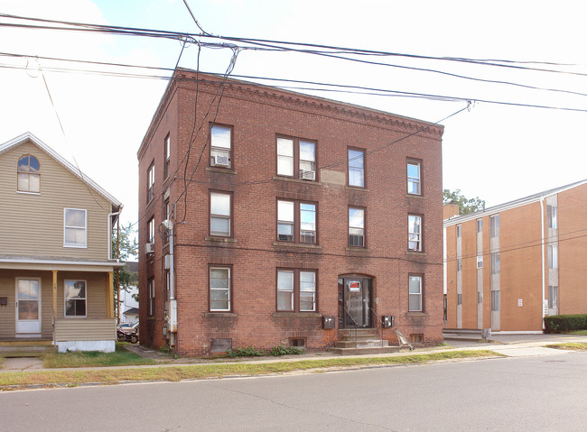 83 Meadow St in Bristol, CT - Foto de edificio - Building Photo