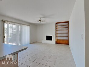 8176 E Del Cuarzo Dr in Scottsdale, AZ - Foto de edificio - Building Photo