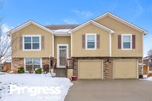 705 Hibiscus Cir in Belton, MO - Building Photo