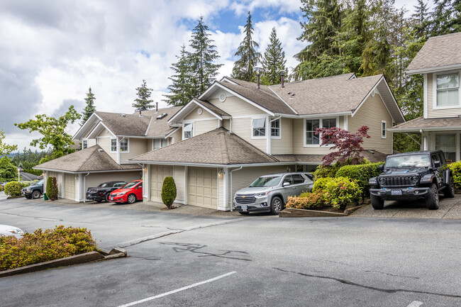 2590 Panorama Dr in Coquitlam, BC - Building Photo - Primary Photo