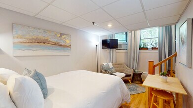 1029 Beacon St in Brookline, MA - Foto de edificio - Building Photo