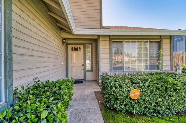 1910 Pebble Beach Dr in Yuba City, CA - Building Photo - Building Photo