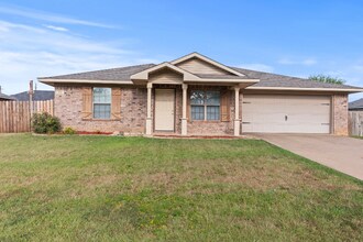 213 Shelley Ln in Lindale, TX - Building Photo - Building Photo
