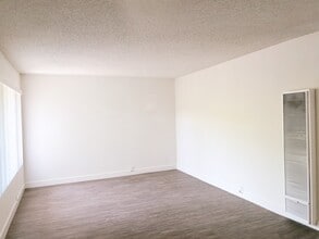 Stoneridge Apartments in Bellflower, CA - Foto de edificio - Building Photo