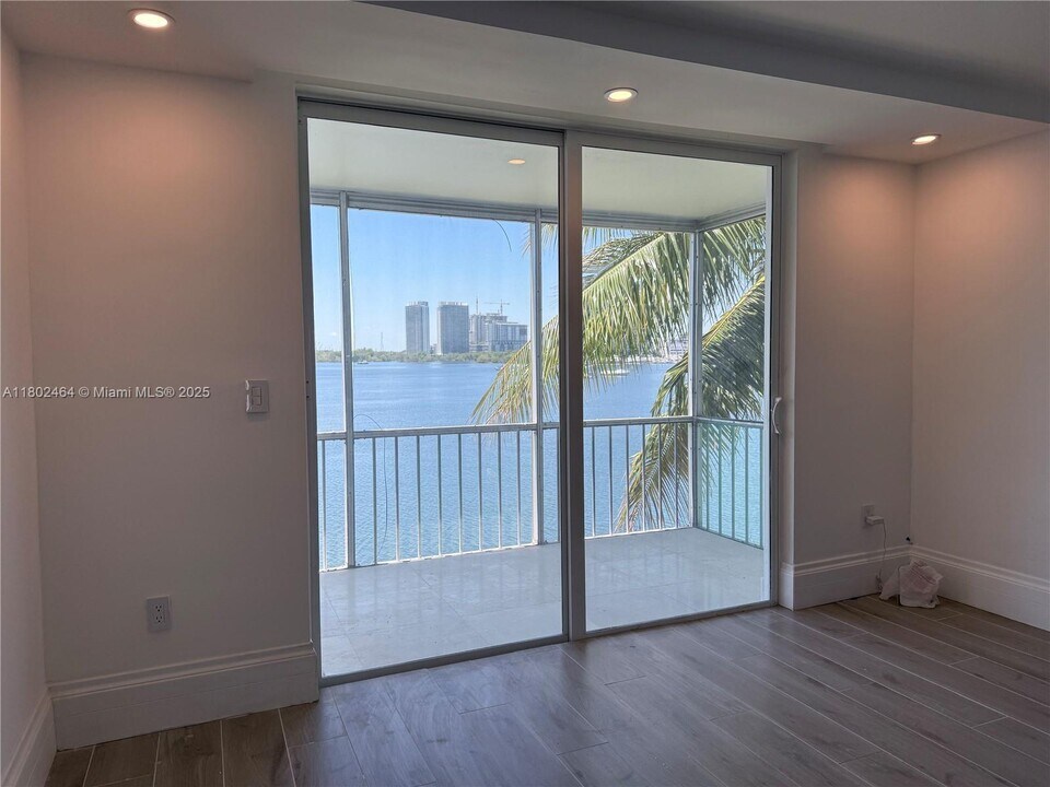 3000 Marcos Dr in Aventura, FL - Building Photo