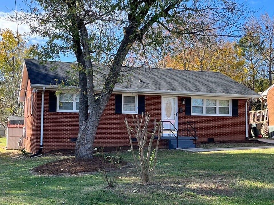 2225 Combs St in Burlington, NC - Building Photo