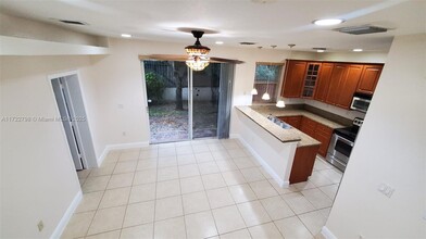 6584 Hidden Cove Dr in Davie, FL - Building Photo - Building Photo