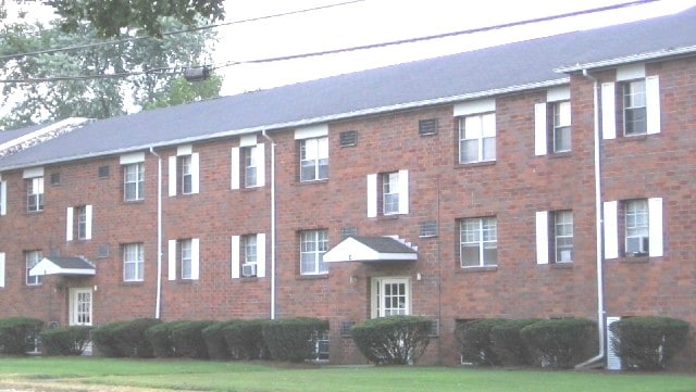 Mason Manor Apartments in Chicopee, MA - Foto de edificio - Building Photo