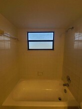 1517 Lake Crystal Dr in West Palm Beach, FL - Foto de edificio - Building Photo