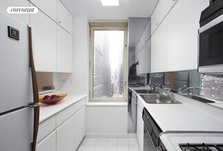 145 E 48th St in New York, NY - Building Photo - Building Photo