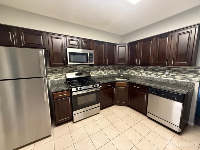 922 Thomas Ave in North Brunswick, NJ - Building Photo - Building Photo