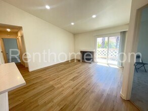 9489 Fairgrove Ln in San Diego, CA - Foto de edificio - Building Photo