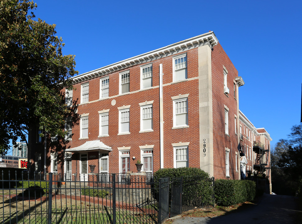 Peachtree Hills in Atlanta, GA - Building Photo