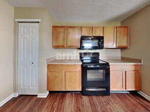 8046 Wichita Hill Dr in Indianapolis, IN - Building Photo - Building Photo