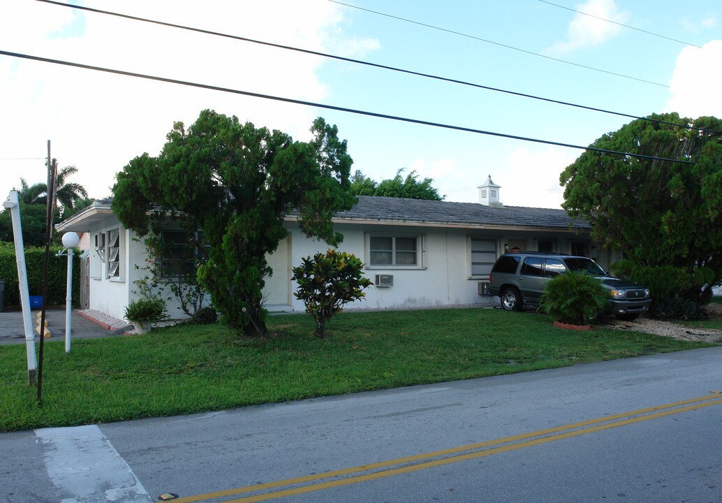 1692-1698 NE 9th St in Fort Lauderdale, FL - Building Photo