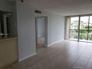 8840 Fontainebleau Blvd-Unit -402 in Miami, FL - Building Photo - Building Photo