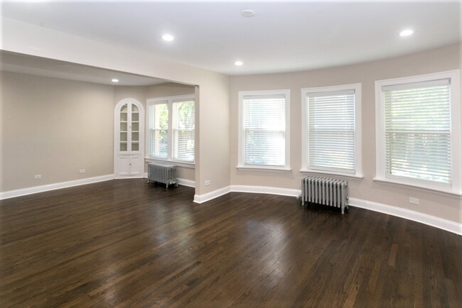 property at 1433 W Farragut Ave
