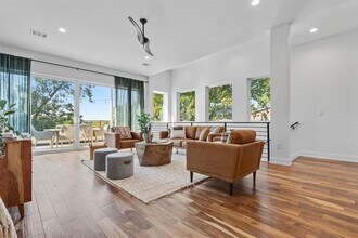 2712 Oak Springs Dr in Austin, TX - Building Photo - Building Photo