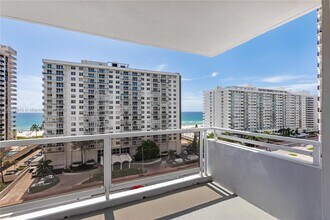 5700 Collins Ave in Miami Beach, FL - Building Photo - Building Photo