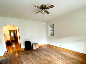 2740 W Giddings St in Chicago, IL - Building Photo - Interior Photo