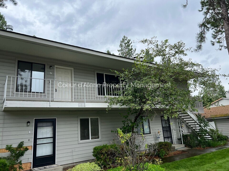 623 E Whispering Pines Ln in Coeur d'Alene, ID - Building Photo