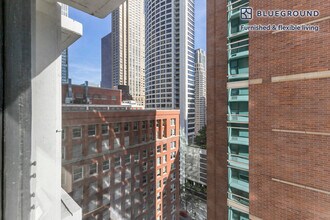 21 E Chestnut St in Chicago, IL - Building Photo - Building Photo