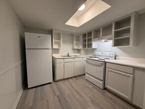 8136 Troost Ave in Kansas City, MO - Foto de edificio - Building Photo