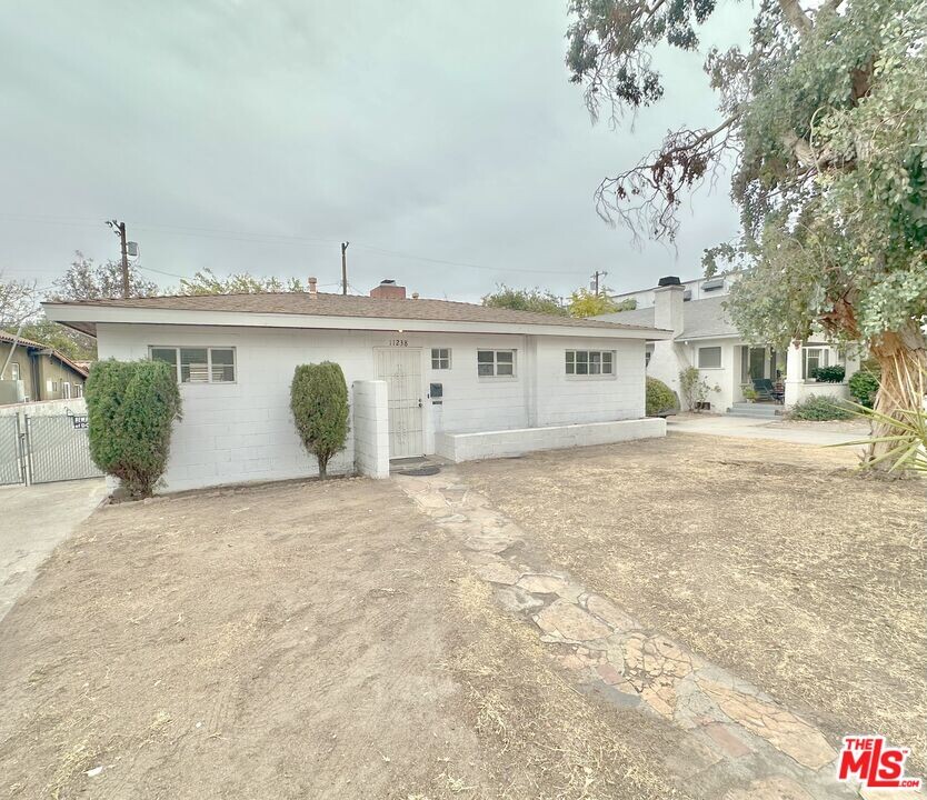 11238 Oxnard St in Los Angeles, CA - Building Photo