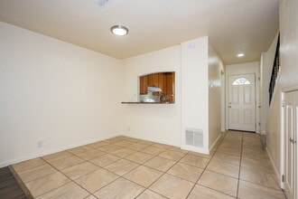 The Townhouse Apartments in Fairfield, CA - Building Photo - Interior Photo