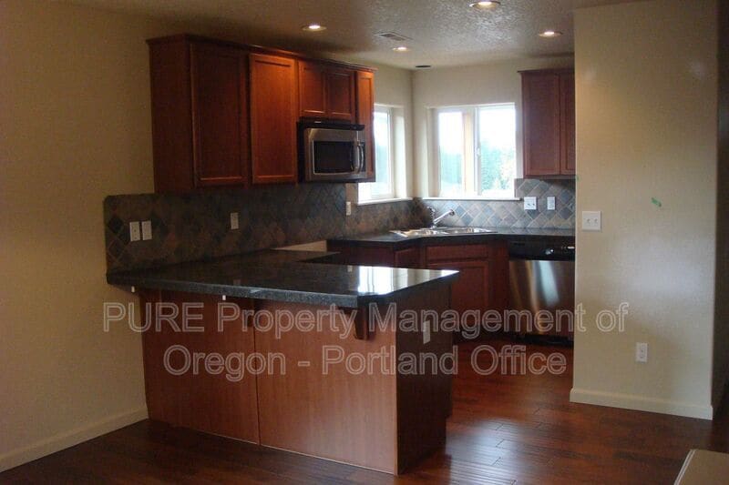 18624 Van Fleet Ave in Sandy, OR - Building Photo