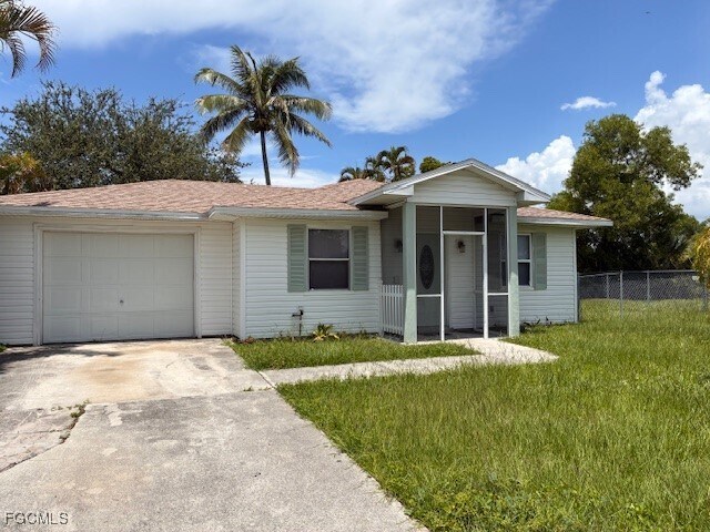 2624 Jean Marie Ct in Ft. Myers, FL - Building Photo