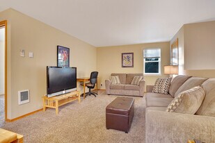 731 Elm St SW, Unit Upstairs Apartment in Albany, OR - Building Photo