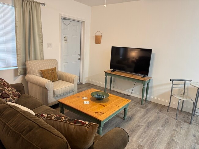 2590 First St in Ft. Myers, FL - Foto de edificio - Building Photo