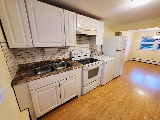 57 N Lewis Ave in Lindenhurst, NY - Building Photo - Building Photo