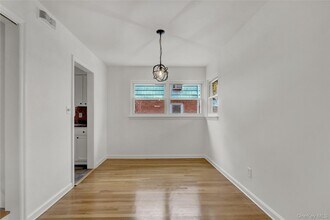 330 Harvard Rd in Garden City, NY - Building Photo - Building Photo