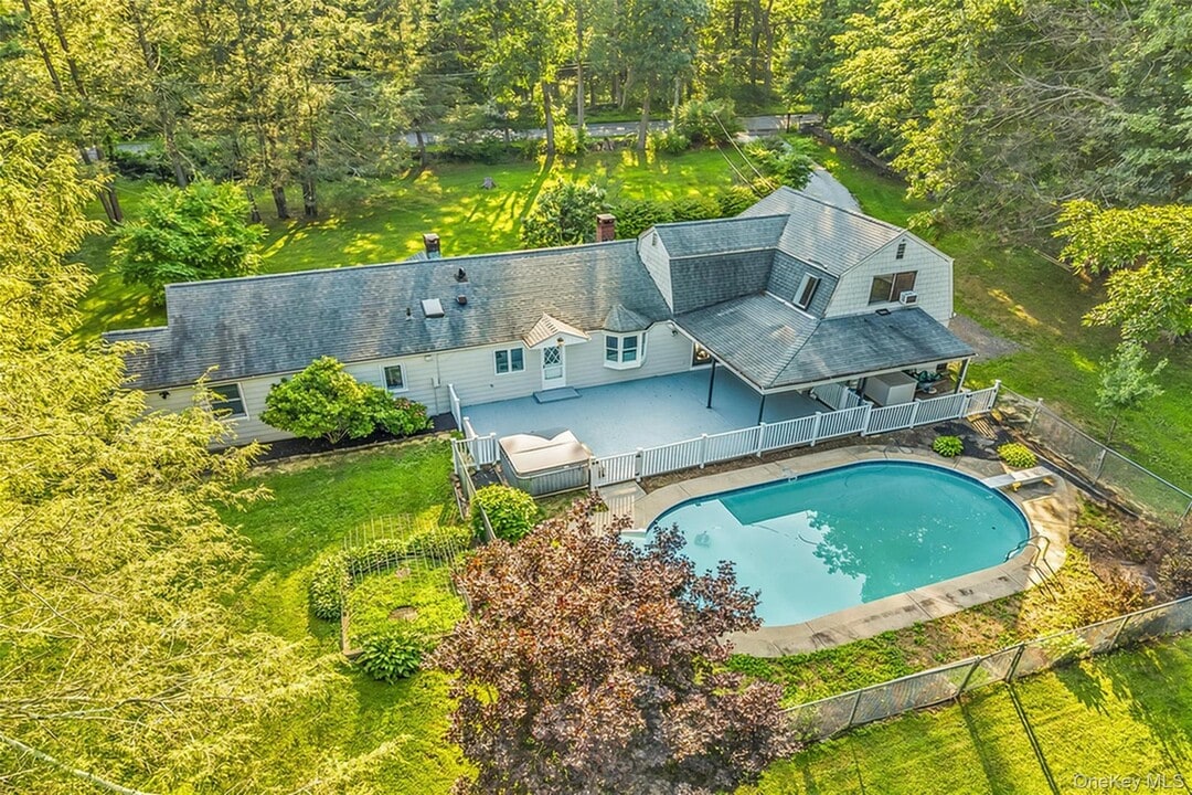 8 West Ln in South Salem, NY - Building Photo