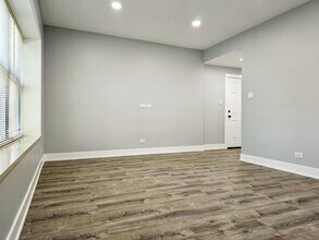3208 W Belle Plaine Ave in Chicago, IL - Building Photo - Building Photo