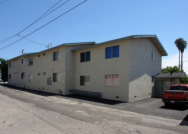 135-153 S Hemlock Ln in Ventura, CA - Building Photo - Building Photo