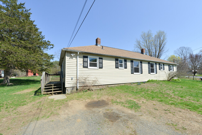 130 Circle Dr in Litchfield, CT - Building Photo - Building Photo