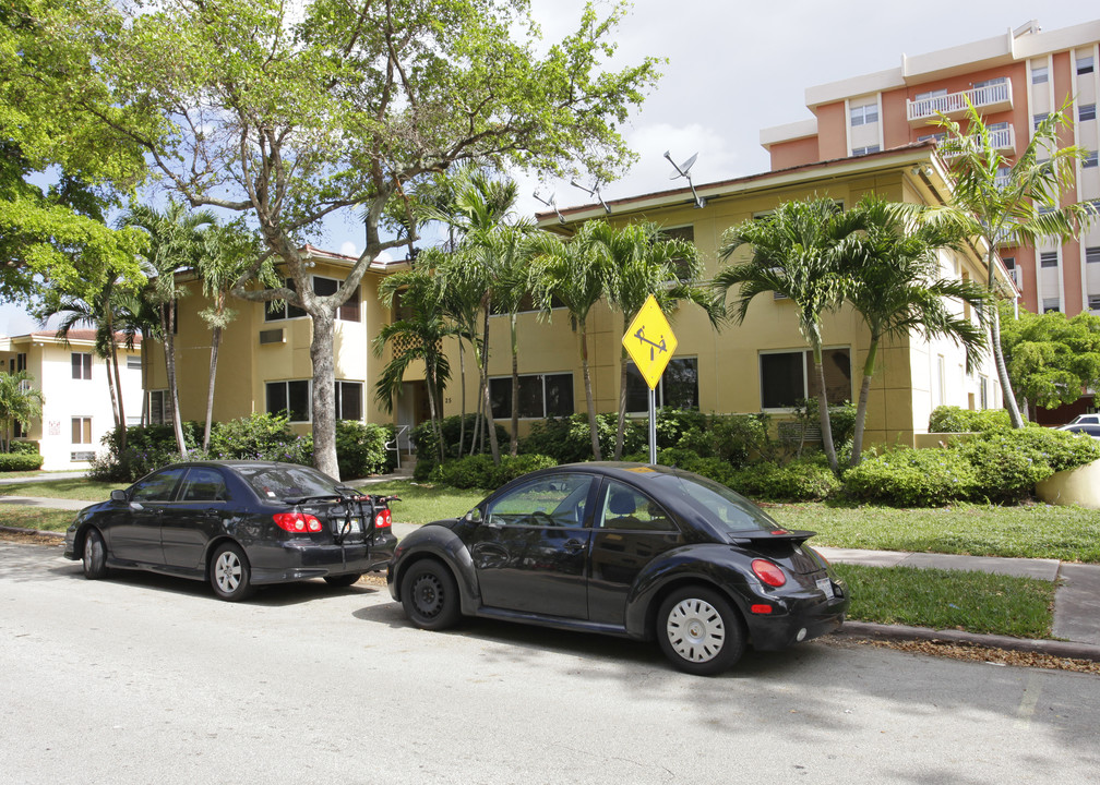 25 Menores Ave in Coral Gables, FL - Building Photo