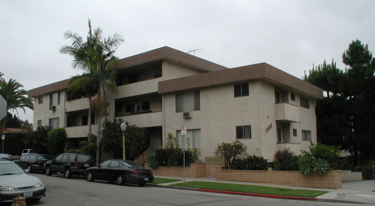 2332 S Beverly Glen Blvd in Los Angeles, CA - Building Photo